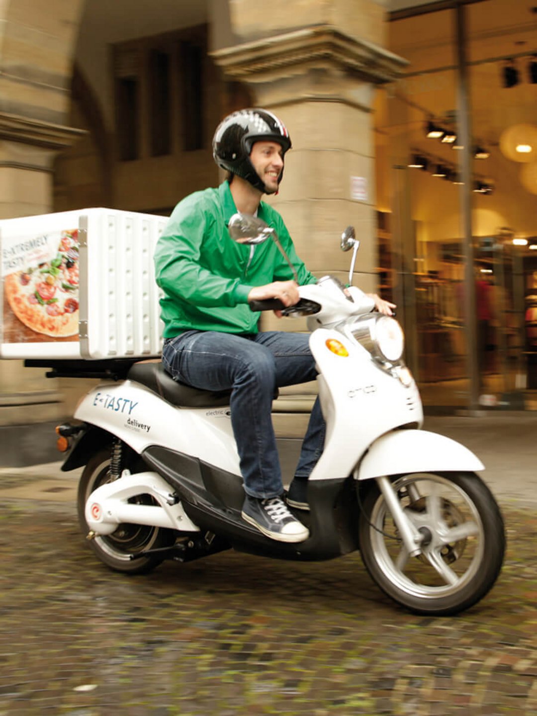 Scooter barato para la entrega de pizza en la ciudad.